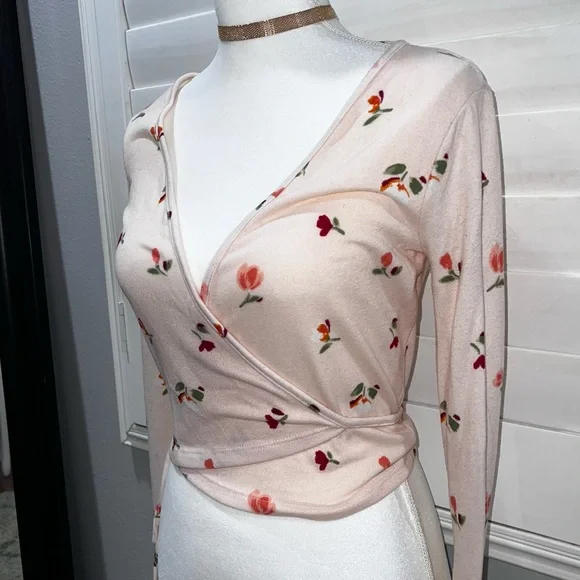Floral Wrap Crop - Picture 2 of 4